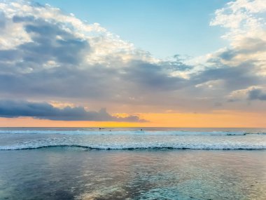 Endonezya, Bali 'deki Suluban plajından Hint Okyanusu' nun inanılmaz gün batımı manzarası