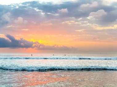 Endonezya, Bali 'deki Suluban plajından Hint Okyanusu' nun inanılmaz gün batımı manzarası