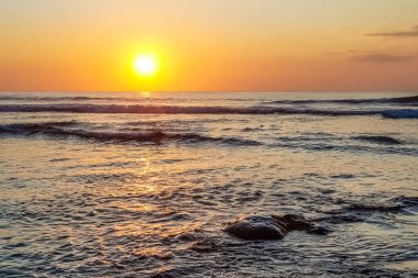 Endonezya, Bali 'deki Suluban plajından Hint Okyanusu' nun inanılmaz gün batımı manzarası