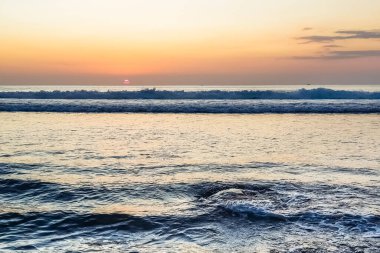 Endonezya, Bali 'deki Suluban plajından Hint Okyanusu' nun inanılmaz gün batımı manzarası