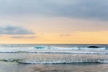 Endonezya, Bali 'deki Suluban plajından Hint Okyanusu' nun inanılmaz gün batımı manzarası