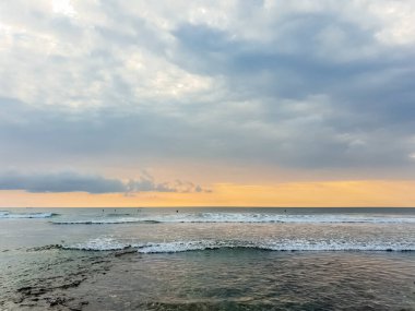 Endonezya, Bali 'deki Suluban plajından Hint Okyanusu' nun inanılmaz gün batımı manzarası