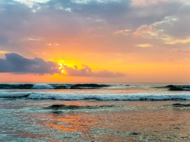 Endonezya, Bali 'deki Suluban plajından Hint Okyanusu' nun inanılmaz gün batımı manzarası