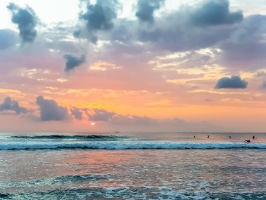 Endonezya, Bali 'deki Suluban plajından Hint Okyanusu' nun inanılmaz gün batımı manzarası