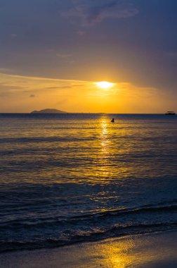 Sanya Körfezi 'nden Çin' in güneyindeki Sanya Körfezi 'ne inanılmaz bir gün batımı manzarası.