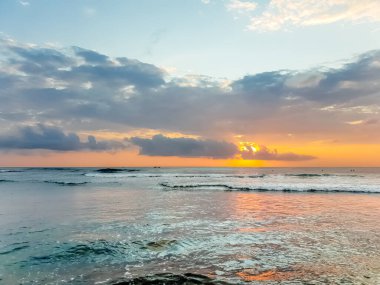 Endonezya, Bali 'deki Suluban plajından Hint Okyanusu' nun inanılmaz gün batımı manzarası