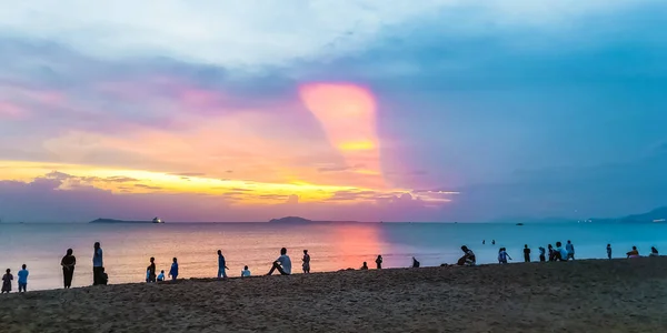 Sanya Hainan China Październik Turyści Spotykają Się Zachodzie Słońca Plaży — Zdjęcie stockowe