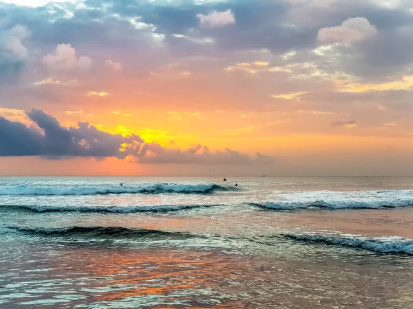 Increíble Vista Del Atardecer Océano Índico Desde Playa Suluban Bali Fotos de stock
