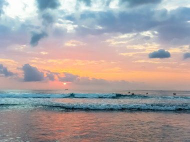 Endonezya, Bali 'deki Suluban plajından Hint Okyanusu' nun inanılmaz gün batımı manzarası