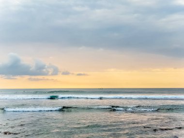 Endonezya, Bali 'deki Suluban plajından Hint Okyanusu' nun inanılmaz gün batımı manzarası