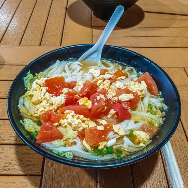 Sopa Tradicional Fideos Chinos Con Col Tomate Pollo Huevo Plato —  Fotos de Stock