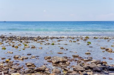 Endonezya, Bali 'deki Charlies Çikolata Fabrikası yakınlarında çakıl taşı ve kumlu Hint okyanusu manzarası