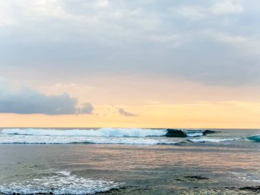 Endonezya, Bali 'deki Suluban plajından Hint Okyanusu' nun inanılmaz gün batımı manzarası