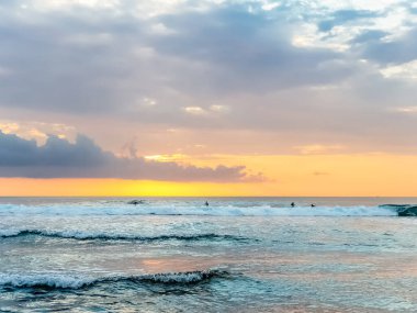 Endonezya, Bali 'deki Suluban plajından Hint Okyanusu' nun inanılmaz gün batımı manzarası