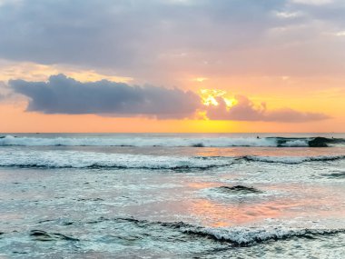 Endonezya, Bali 'deki Suluban plajından Hint Okyanusu' nun inanılmaz gün batımı manzarası