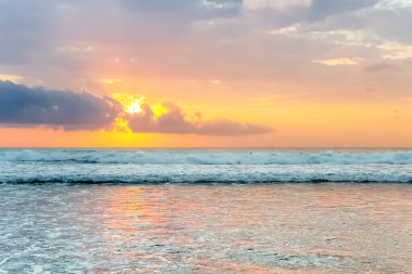 Endonezya, Bali 'deki Suluban plajından Hint Okyanusu' nun inanılmaz gün batımı manzarası