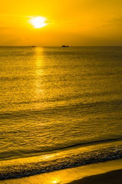 Sanya Körfezi 'nden Çin' in güneyindeki Sanya Körfezi 'ne inanılmaz bir gün batımı manzarası.