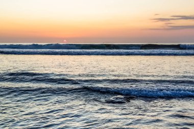 Endonezya, Bali 'deki Suluban plajından Hint Okyanusu' nun inanılmaz gün batımı manzarası