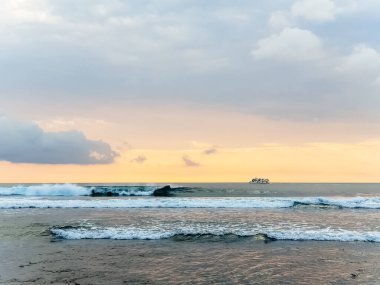Endonezya, Bali 'deki Suluban plajından Hint Okyanusu' nun inanılmaz gün batımı manzarası