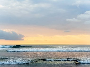 Endonezya, Bali 'deki Suluban plajından Hint Okyanusu' nun inanılmaz gün batımı manzarası