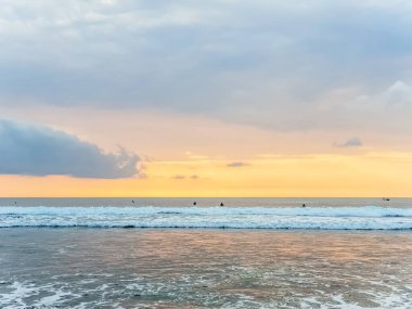 Endonezya, Bali 'deki Suluban plajından Hint Okyanusu' nun inanılmaz gün batımı manzarası