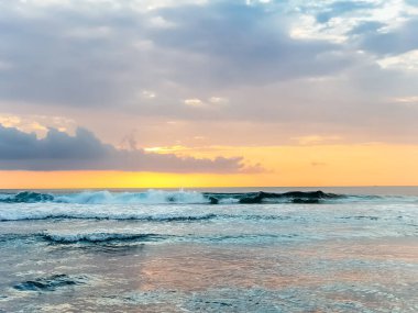 Endonezya, Bali 'deki Suluban plajından Hint Okyanusu' nun inanılmaz gün batımı manzarası