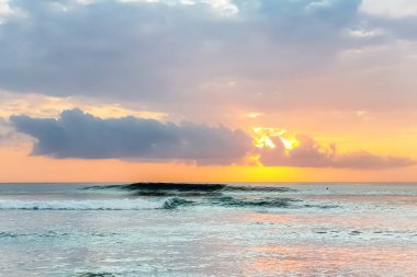 Endonezya, Bali 'deki Suluban plajından Hint Okyanusu' nun inanılmaz gün batımı manzarası