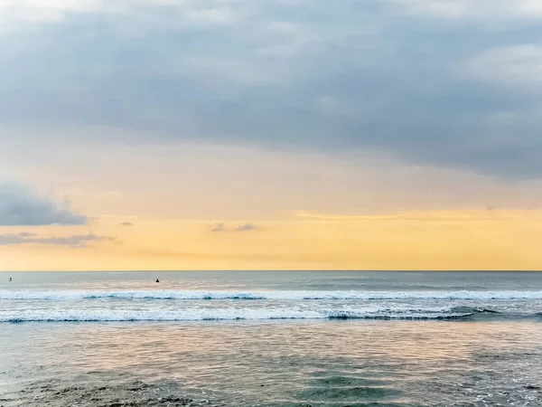 Endonezya, Bali 'deki Suluban plajından Hint Okyanusu' nun inanılmaz gün batımı manzarası