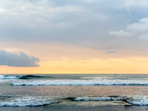Endonezya, Bali 'deki Suluban plajından Hint Okyanusu' nun inanılmaz gün batımı manzarası