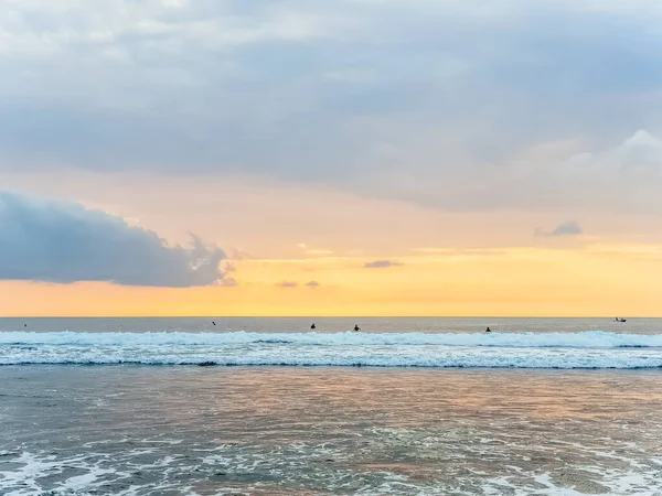 Endonezya, Bali 'deki Suluban plajından Hint Okyanusu' nun inanılmaz gün batımı manzarası