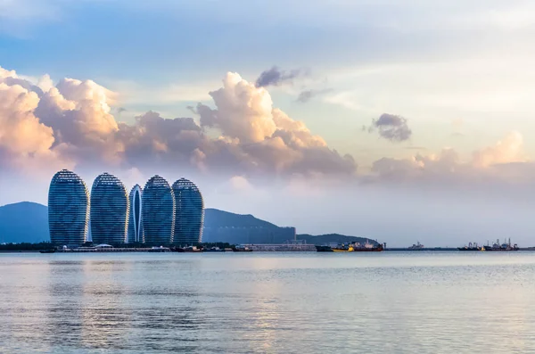 Sanya, Hainan, Çin 'deki bir denizden Phoenix adasının manzara manzarası.