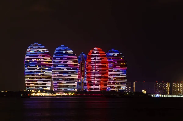 中国海南三亚的凤凰岛上背光和海风映照下的浮雕场景夜景 — 图库照片