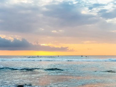 Endonezya, Bali 'deki Suluban plajından Hint Okyanusu' nun inanılmaz gün batımı manzarası