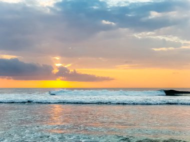 Endonezya, Bali 'deki Suluban plajından Hint Okyanusu' nun inanılmaz gün batımı manzarası