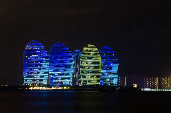 中国海南三亚的凤凰岛上背光和海风映照下的浮雕场景夜景 — 图库照片