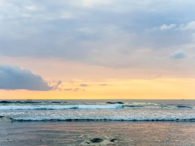 Endonezya, Bali 'deki Suluban plajından Hint Okyanusu' nun inanılmaz gün batımı manzarası