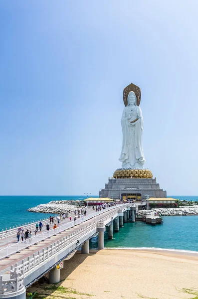 SANA, HAINAN, ÇİN - 10 Ekim 2019 'da Sanya, Hainan, Çin' de Budist merkez Nanshan 'da Tanrıça Guanyin' in heykeli