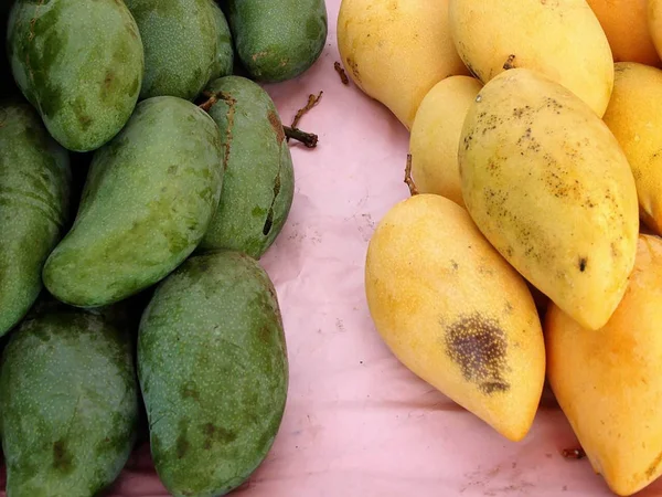 Yellow Green Mangoes Put Sale Market — Stock Photo, Image