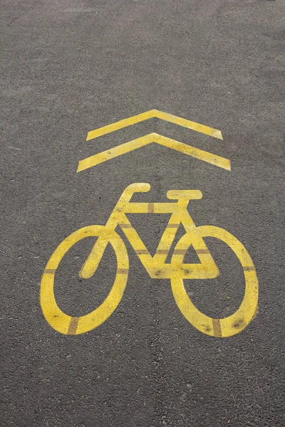 Sinal Amarelo Caminho Bicicleta Desenhado Estrada Asfalto Faixas Para Ciclistas — Fotografia de Stock