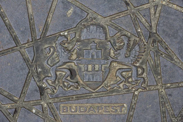 紋章付き外衣および金属下水道 Hatche 2018 ブダペスト ハンガリーでの都市の名前 — ストック写真