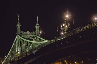 Görünümü özgürlük köprü Chain bridge Tuna Nehri üzerinde ayak gece Budapeşte, Macaristan, 11 th Nisan 2018.