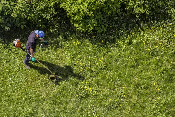 Male Worker Power Tool String Lawn Trimmer Mower Cutting Grass — Stock Photo, Image