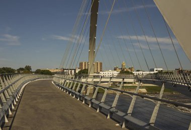Des Moines, Iowa - 10 Eylül 2018: Des Moines manzarası başarı köprü Des Moines, Iowa kadınlar