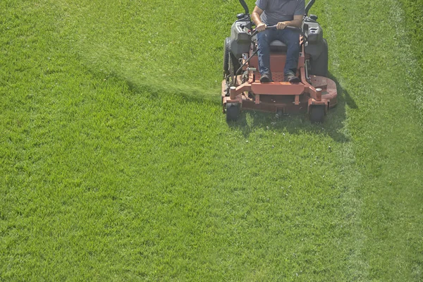 Gros Plan Paysagiste Équitation Sur Tondeuse Gazon Couper Herbe — Photo