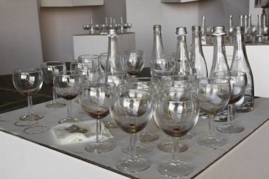 Şarap, gözlük ve sergi açılışı ve sunum sonra masada şişeler.