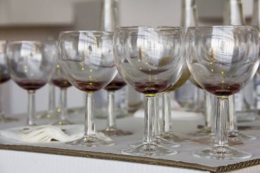 Şarap, gözlük ve sergi açılışı ve sunum sonra masada şişeler.