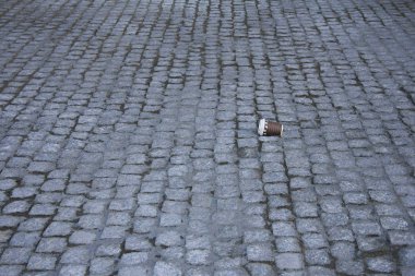 Kağıt kahve çay bardağı taş kaldırım-sembolü kirliliğinin atılmış