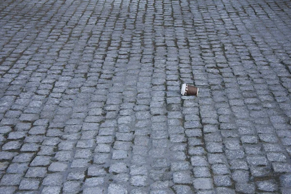 Carta Usata Tazza Caffè Gettato Sul Marciapiede Pietra Simbolo Inquinamento — Foto Stock