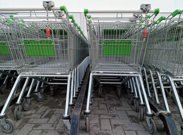 Rangées Chariots Prêts Emploi Alignés Rangées Pour Stockage Près Supermarché — Photo