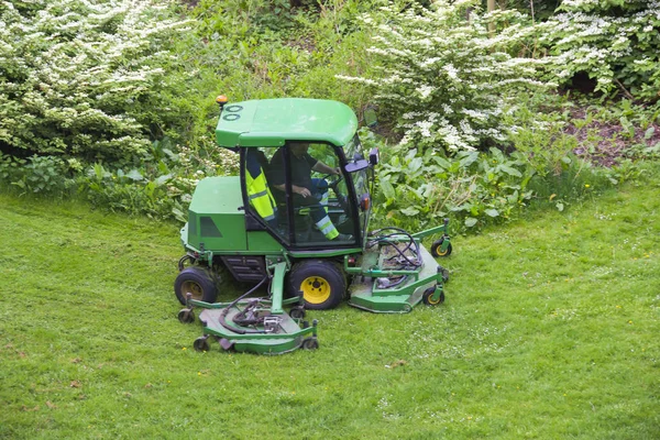 Riding Commercial Landscaper Community City Services Big Lawn Mower Cutting — Stock Photo, Image